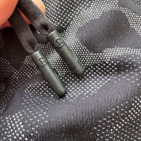 Lululemon Pace Breaker Short - Lined 9"
 in Variegated Black Camo Size S - Picture 7 of 13